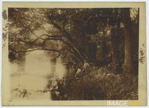 Enfants au bord d'un cours d'eau
