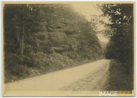 Rochers au bord d'une route