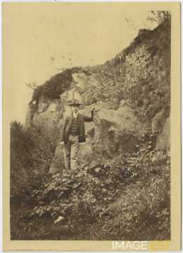 Homme près d'un rocher