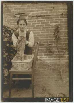 Femme tenant un chat