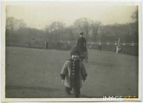 Enfant marchant