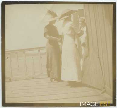 Élégantes sur un ponton (Gérardmer)