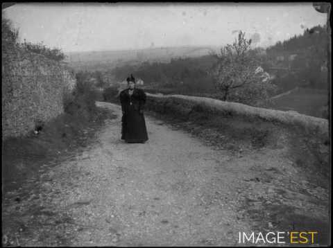 Femme sur une allée (Nancy)