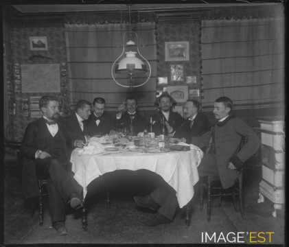 Groupe de personnes attablées