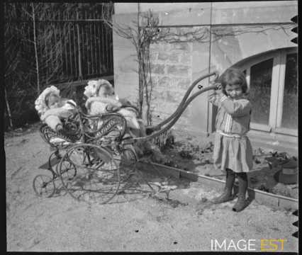 Enfant avec une poussette