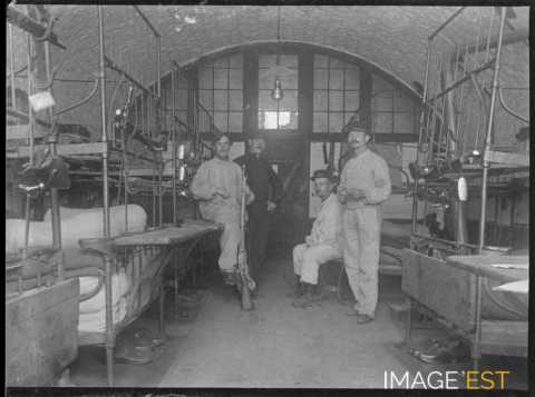 Militaires dans un fort