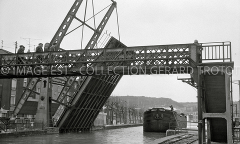 Passage d'une péniche (Nancy)