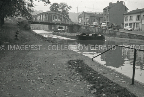 Passage d'une péniche (Nancy)