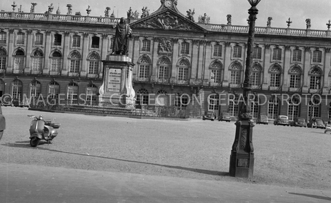 Véhicules sur la place Stanislas (Nancy)
