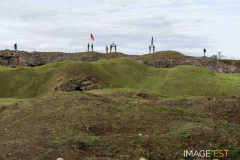 Cérémonie franco-allemande de lever de drapeaux (Douaumont)