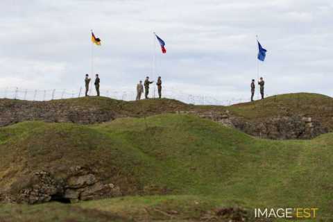 Cérémonie franco-allemande de lever de drapeaux (Douaumont)