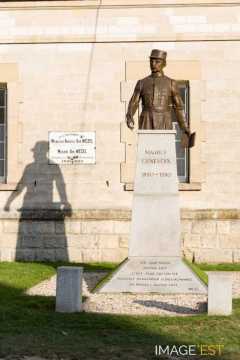 Statue de Maurice Genevoix (Les Éparges)