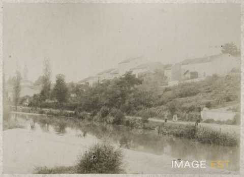 Village au bord d'un cours d'eau