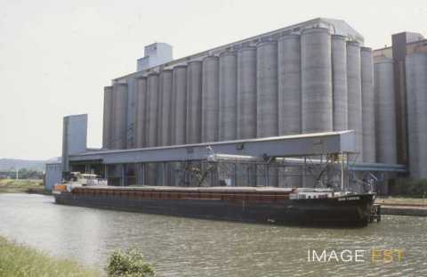 Péniche devant les silos (Frouard)