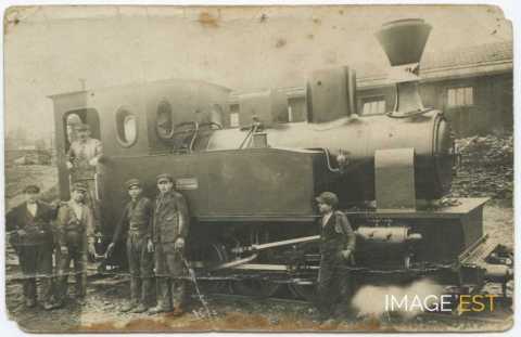 Ouvriers devant une locomotive (Maxéville)