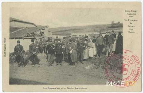 Les brancardiers et les soldats fraternisent