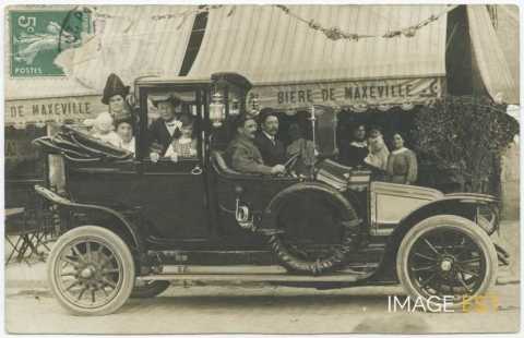 Dans une automobile