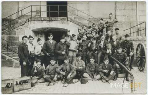 Groupe de soldats et civils