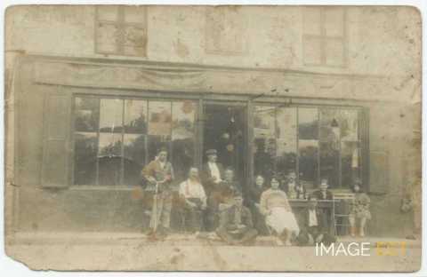 Groupe de personnes devant un café