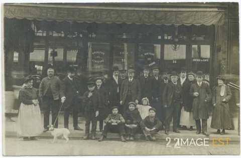 Groupe de personnes devant un café