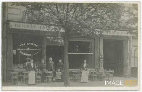 Groupe de personnes devant un café