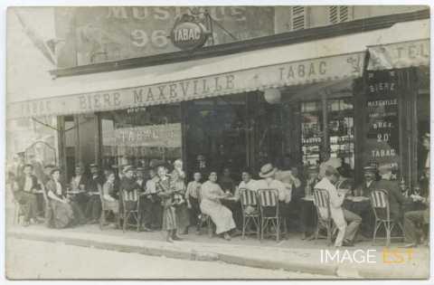 À la terrase d'un café