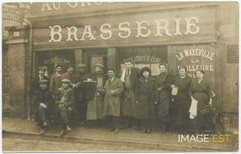 Groupe de personnes devant une brasserie