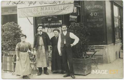 Groupe de personnes devant un café