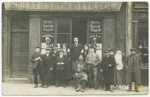 Groupe de personnes devant un café