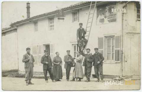 Groupe de personnes au pied d'une échelle