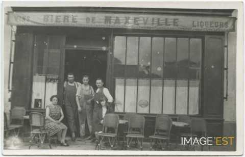 Groupe de personnes devant un café