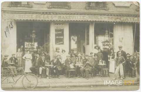 Groupe de personnes devant un café