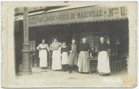 Femmes devant un café