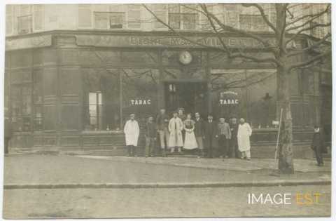 Groupe de personnes devant un café-tabac