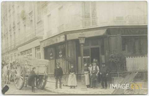 Groupe de personnes devant un café