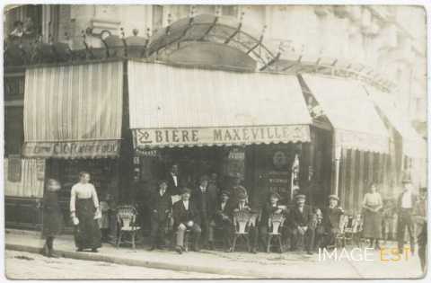 Groupe de personnes devant un café