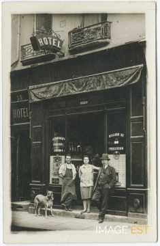 Groupe de personnes devant un café