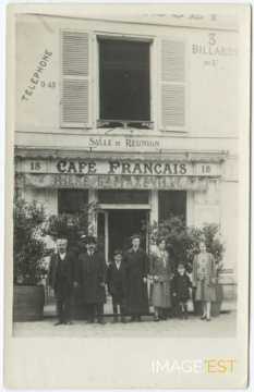 Groupe de personnes devant un café