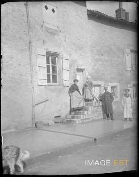 Sur le perron d'une maison (Montmédy)