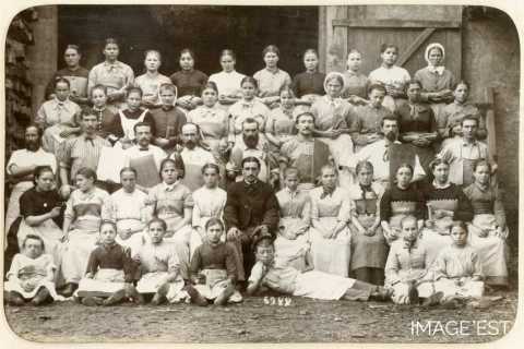 Ouvriers et ouvrières d'un atelier (Lunéville)