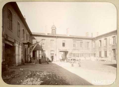 Cour et entrée de la faïencerie (Saint-Clément)