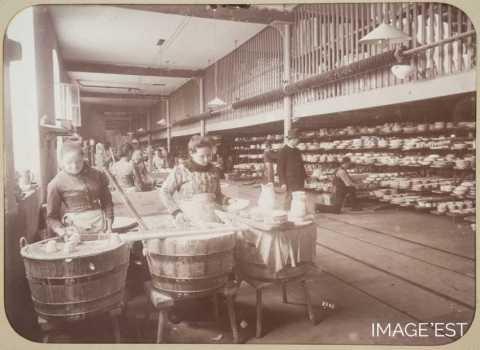 Atelier d'émaillage de la faïencerie Keller & Guérin (Lunéville)