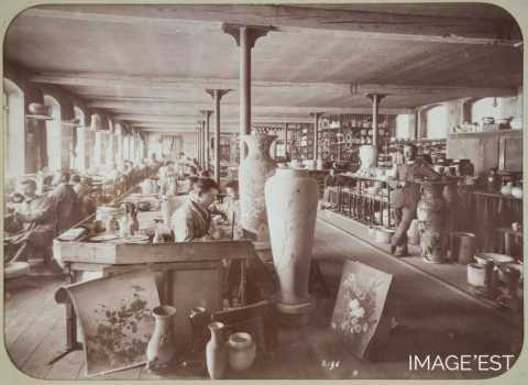 Atelier des peintres de la faïencerie Keller & Guérin (Lunéville)