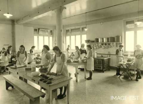 Pâtisserie à l'école ménagère (Réhon)