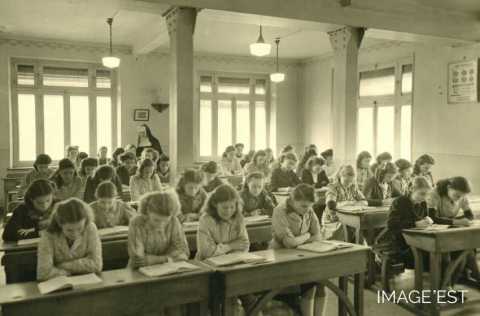 Elèves de l'école ménagère (Réhon)