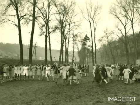 Récréation à l'école ménagère (Réhon)
