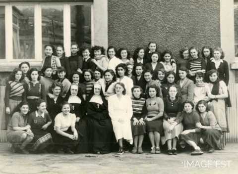 Elèves de l'école ménagère (Réhon)