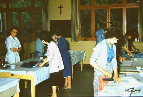 Repassage à l'école ménagère (Réhon)