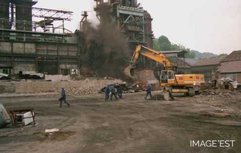 Dynamitage de la tour du haut fourneau n°6 (Réhon)