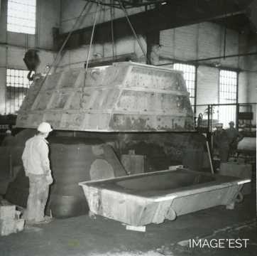Démoulage d'une cuve à scories (Réhon)